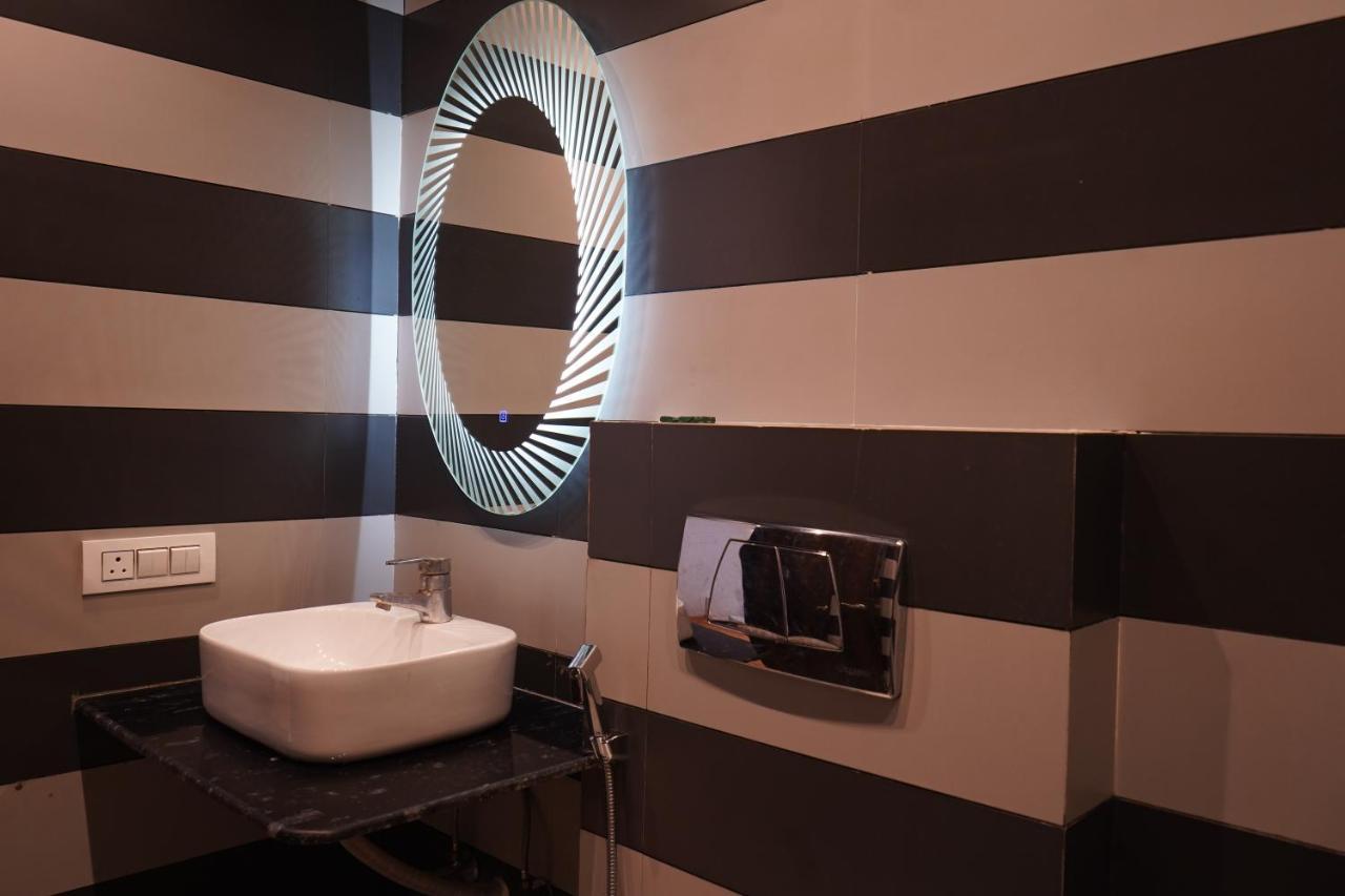 Hotel O Delhi, Near Karol Bagh Main Market And Metro Station Yeni Delhi Dış mekan fotoğraf